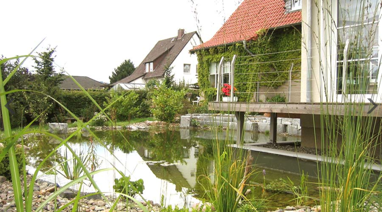 Der rückwärtige Gartenbereich ist der private Garten. Zentrale Elemente